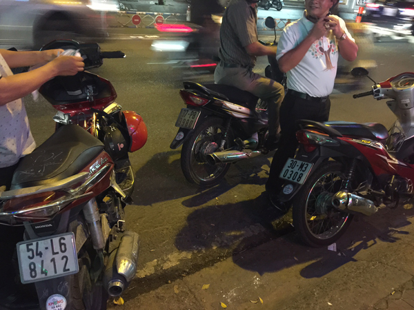 Sticker[-]trên[-]mọi[-]nẻo[-]đường